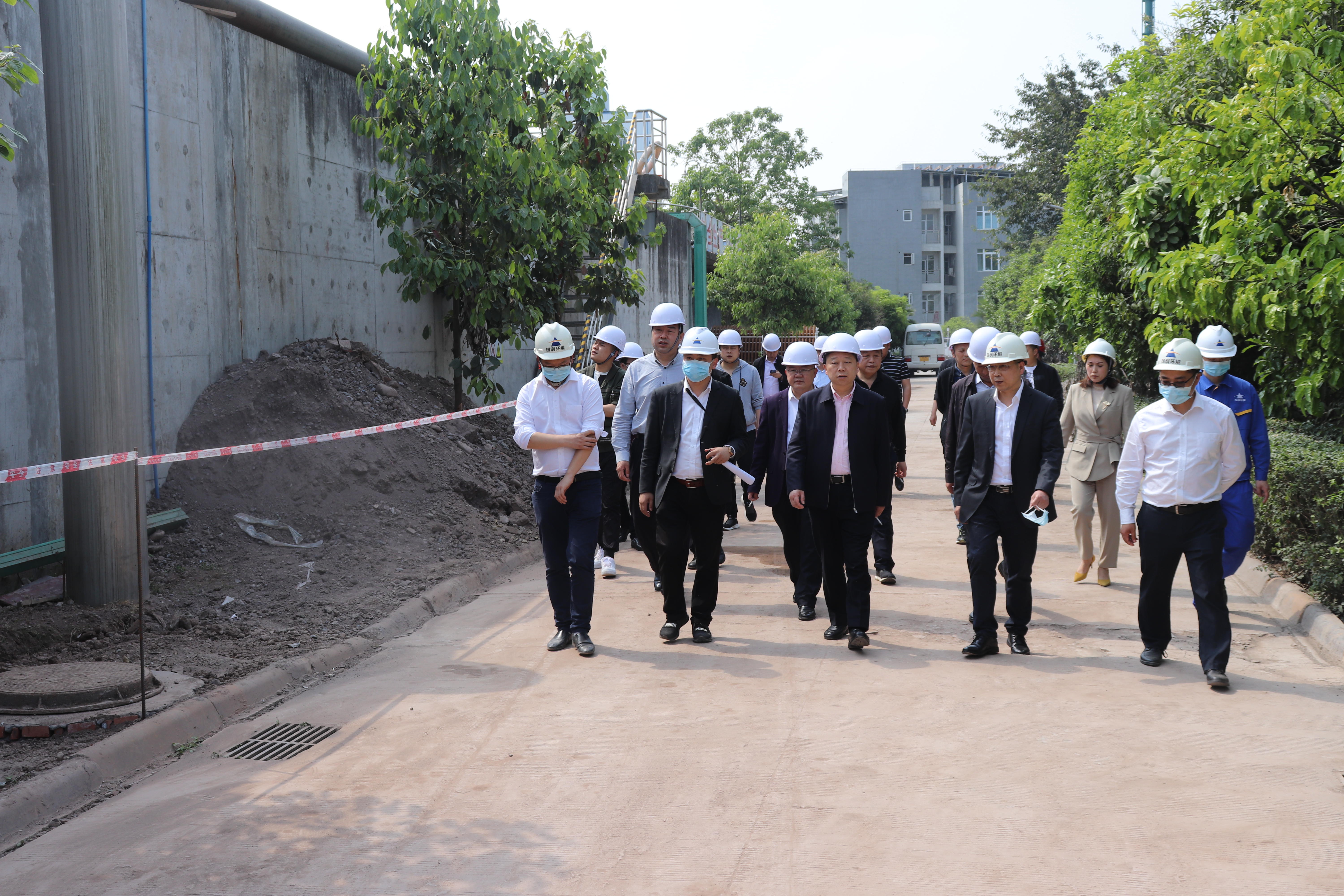4月15日下午，隆昌市市委常委、总工会主席张世华、副市长罗世友在资中县副县长周勇和住建局有关辅导陪同下，赴资中国润排水有限公司调查领导城市生涯污水处置运营治理模式，并进行现场领导。